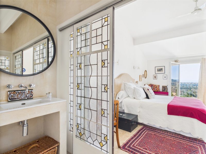 maison_vue_mer_hyeres_32_large-master-bed-bath maison_vue_mer_hyeres_32_large-master-bed-bath